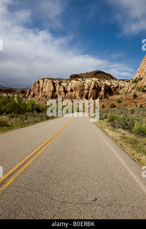 Wolken schweben über eine Mesa entlang Highway 211 nahe Zeitung Rock führt in Canyonlands National Park in der Nähe von Monticello Utah Stockfoto