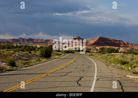 Straße, die durch das Nadeln Bezirk des Canyonlands National Park südlich von Moab Utah Stockfoto