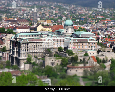 BUDAPEST, UNGARN. Ein Tilt-Shift-Blick auf Budapest Castle auf der Budaseite der Donau. 2008. Stockfoto