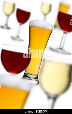 GLÄSER WEIN UND BIER Stockfoto