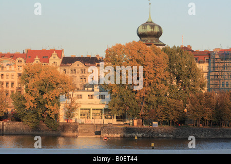 Bootsfahrer Schwarm im Wasser unter Manes auf einen schönen goldenen Oktober-Abend in Prag Stockfoto