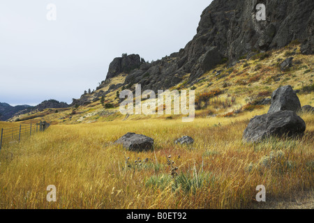 Wanderweg auf flachen und niedrigen Hügeln im Tal des Flusses Missouri in den USA Stockfoto