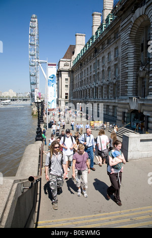 Touristen in der Nähe von London eye Stockfoto