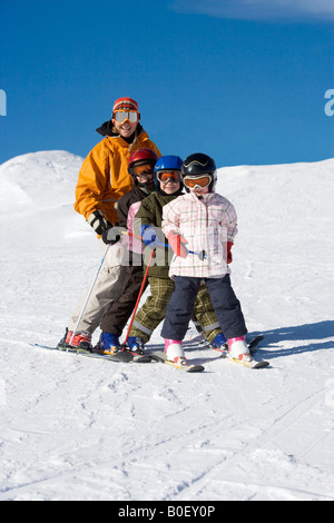 Mutter mit Kindern Skifahren Stockfoto