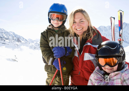 Mutter, Sohn und Tochter mit Skiern Stockfoto