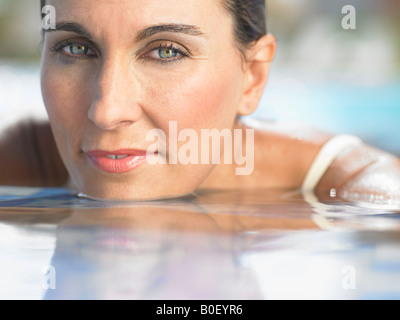 Porträt der Frau im Hotel-pool Stockfoto