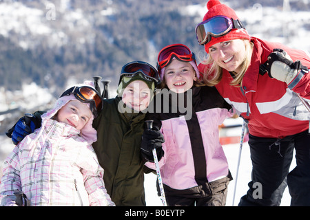 Mutter mit drei Kinder Lächeln Stockfoto