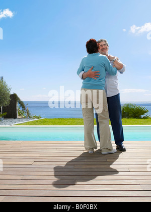 Reifer Mann und Frau tanzen außerhalb Stockfoto