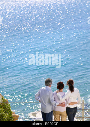 Familie Blick auf das Meer Stockfoto