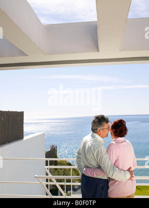 Älteres paar Blick auf das Meer Stockfoto