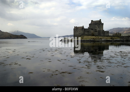 Eilean Donan Castle, auf einer eigenen Insel im Loch Duich sitzt, ist eines der meistfotografierten Schlösser in Schottland Stockfoto