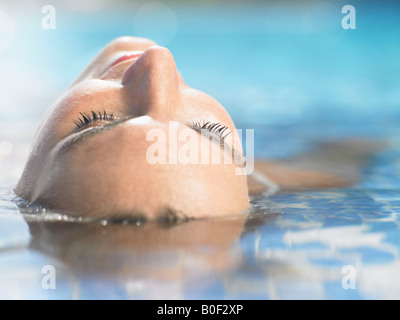 Eine Frau im Hotelpool schweben Stockfoto