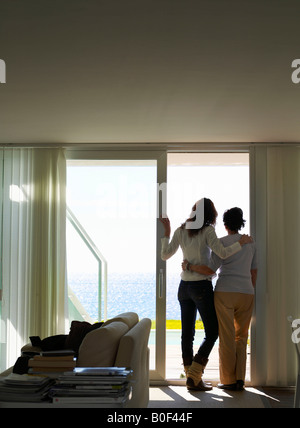 Mutter und Tochter, Blick auf das Meer Stockfoto