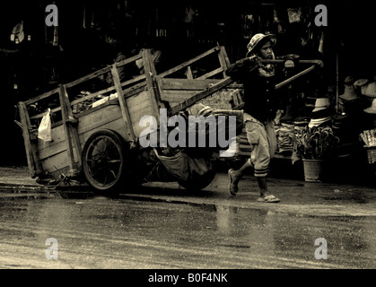 Kind drückt waren vom Aranyaprathet Markt, kampot(cambodia) Stockfoto