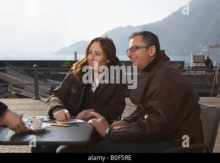 Älteres Paar im Urlaub im café Stockfoto