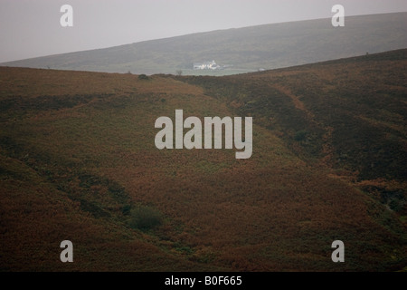 Freistehendes Haus in der Ferne über Hügel in Dartmoor Devon Vereinigtes Königreich Stockfoto