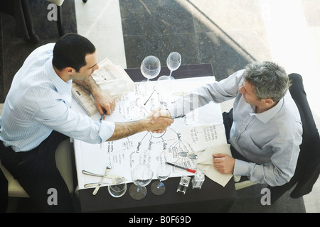 Geschäftsleute, die Hand zu schütteln, im restaurant Stockfoto