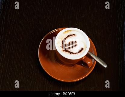 Cappuccino mit 'Euro'-Motiv in Kakao Stockfoto