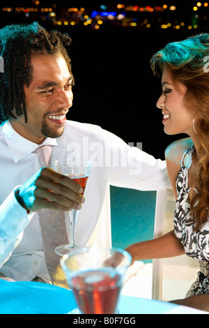 Mann und Frau Champagner trinken Stockfoto
