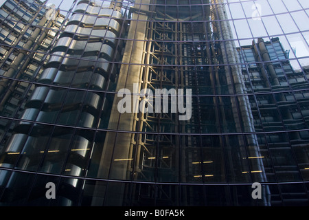 Das Lloyds-Gebäude spiegelt sich in den Fenstern von Willis Gebäude London England Großbritannien Stockfoto