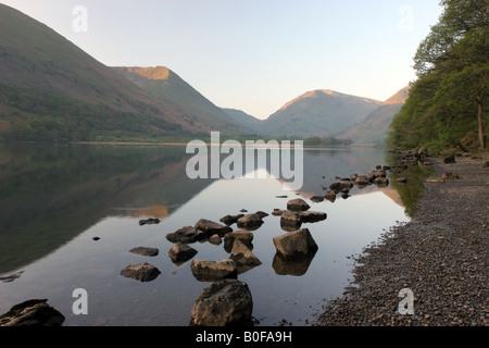 Der Blick über Brüder Wasser in Richtung der Berge von Cauldale Moor und mittleren Dodd Seenplatte Cumbria Stockfoto