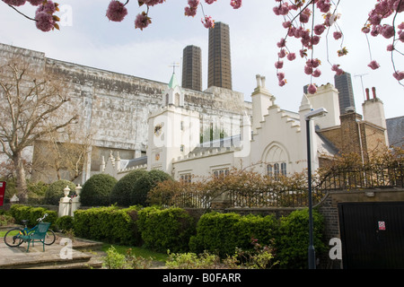 Trinity Hospital Armenhaus dominiert durch die Generierung von Halle und Schornsteine von Greenwich Kraftwerk gesehen von der Thames Path Stockfoto