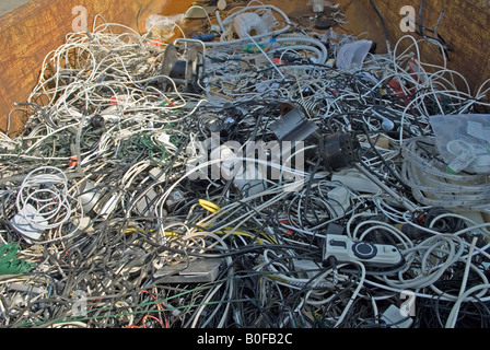 Haushalt elektrische Leitungen bei einem Recyclingzentrum in Oldenburg, Niedersachsen, Deutschland eingesetzt. Stockfoto