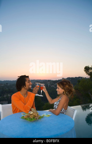 Junges Paar mit Abendessen bei Sonnenuntergang Stockfoto
