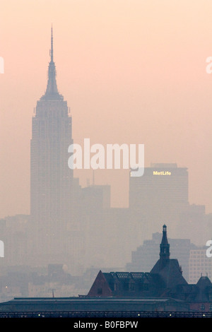 Am frühen Morgen Sonnenaufgang Verschmutzung hängt über New York City Stockfoto