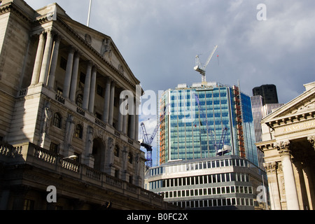 Arbeiten mit Kranen in der Nähe von The Bank of England London England Großbritannien Stockfoto