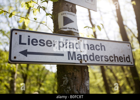 Manderscheid-Wegweiser für die Lieser-Trail einer der bekanntesten Wanderwege Deutschlands Stockfoto