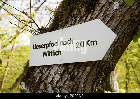 Manderscheid-Wegweiser für die Lieser-Trail einer der bekanntesten Wanderwege Deutschlands Stockfoto