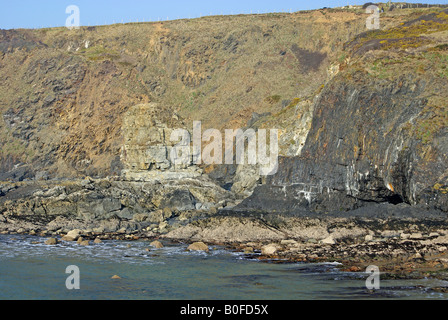 Cliff Erosion von der Landzunge im Whitesands Bay in Pembrokeshire gesehen Stockfoto