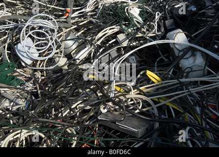 Haushalt elektrische Leitungen bei einem Recyclingzentrum in Oldenburg, Niedersachsen, Deutschland eingesetzt. Stockfoto