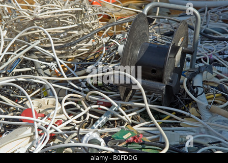 Haushalt elektrische Leitungen bei einem Recyclingzentrum in Oldenburg, Niedersachsen, Deutschland eingesetzt. Stockfoto