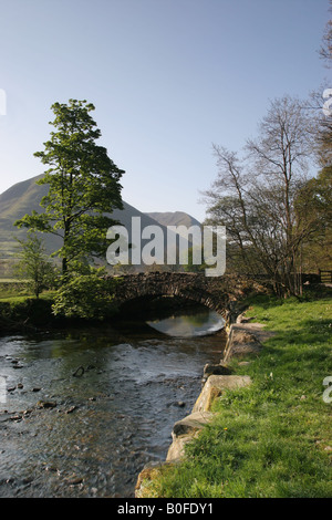 Brücke über Goldrill Beck in der Nähe von Brüdern Wasser, Patterdale, Lake District, Cumbria, UK Stockfoto