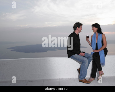 Paar, toasten Gläser, Blick aufs Meer Stockfoto