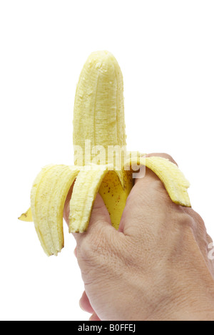 Hand, die geschälte Banane offen auf weißem Hintergrund Stockfoto