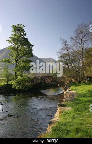 Brücke über Goldrill Beck in der Nähe von Brüdern Wasser, Patterdale, Lake District, Cumbria, UK Stockfoto