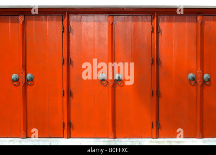 Hölzerne Falttüren lackiert in Asien rot. Stockfoto