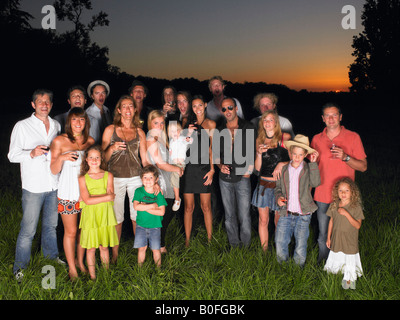 Gruppe von Menschen, die in einem Feld stehen Stockfoto