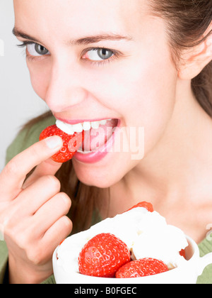 Frau, Essen Erdbeeren Stockfoto