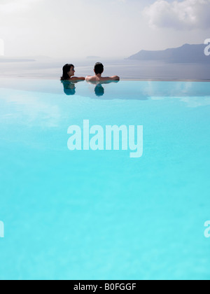 Paar im Schwimmbad Stockfoto