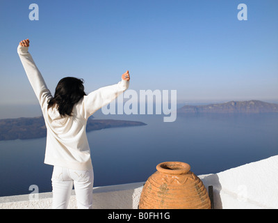 Frau, dehnen ihre Arme, Blick aufs Meer Stockfoto