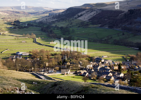 Blick hinunter auf das Dorf Kettlewell und entlang Wharfedale an einem Frühlingsabend mit Top mehr Straße im Vordergrund Stockfoto