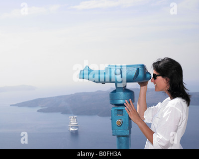 Frau auf der Suche durch Ferngläser Stockfoto