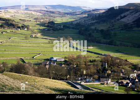 Blick hinunter auf Kettlewell und Wharfedale an einem Frühlingsabend Stockfoto