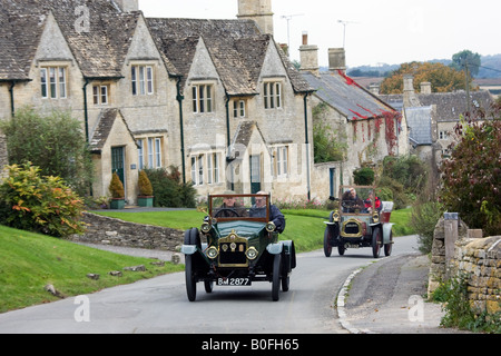 Oldtimer Fahrt durch Windrush Dorf auf einem Veteran Car Club Rallye Tag Gloucestershire Vereinigtes Königreich Stockfoto