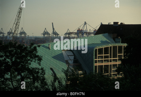 Das Kupferdach des modernen Bürogebäudes "Elbberg Campus" von den Architekten Bothe, Richter, Teherani in Hamburg, Deutschland Stockfoto