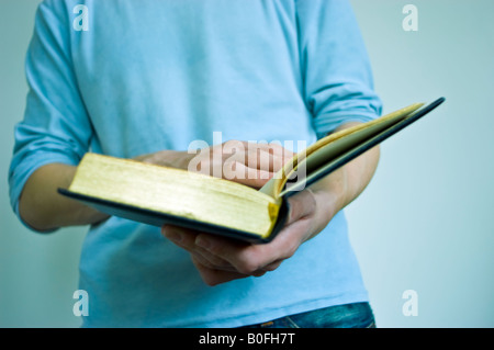 Junge asiatische Mann Lesung "Hard Cover" Buch "Close up" Hände "Offenes Buch" Detail Stockfoto